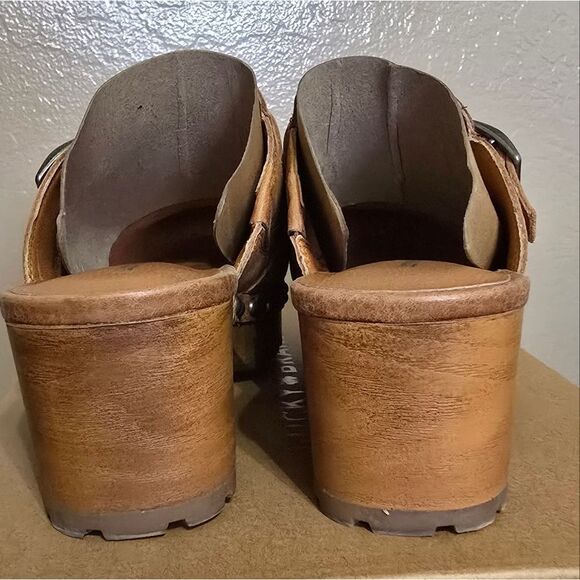 Lucky Brand Women's Belvy Studded Clogs - Picture 4 of 7